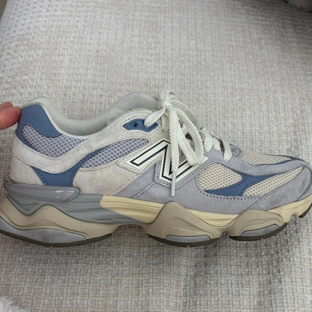New Balance Women's Cream and Light Blue Retro Runner - Picture 3 of 6